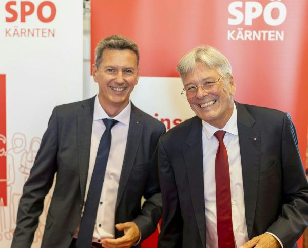 ABD0010_20250920 – VILLACH – STERREICH: Landesrat Daniel Fellner (l.,SP) und Landesparteivorsitzender und Landeshauptmann Peter Kaiser (l.,SP) im Rahmen des Ordentlichen Parteitages der SP Krnten mit der Neuwahl des Parteivorsitzenden und Entscheidung ber die Nachfolge von Peter Kaiser am Samstag 20. September 2025, im Congress Center Villach. – FOTO: APA/WOLFGANG JANNACH