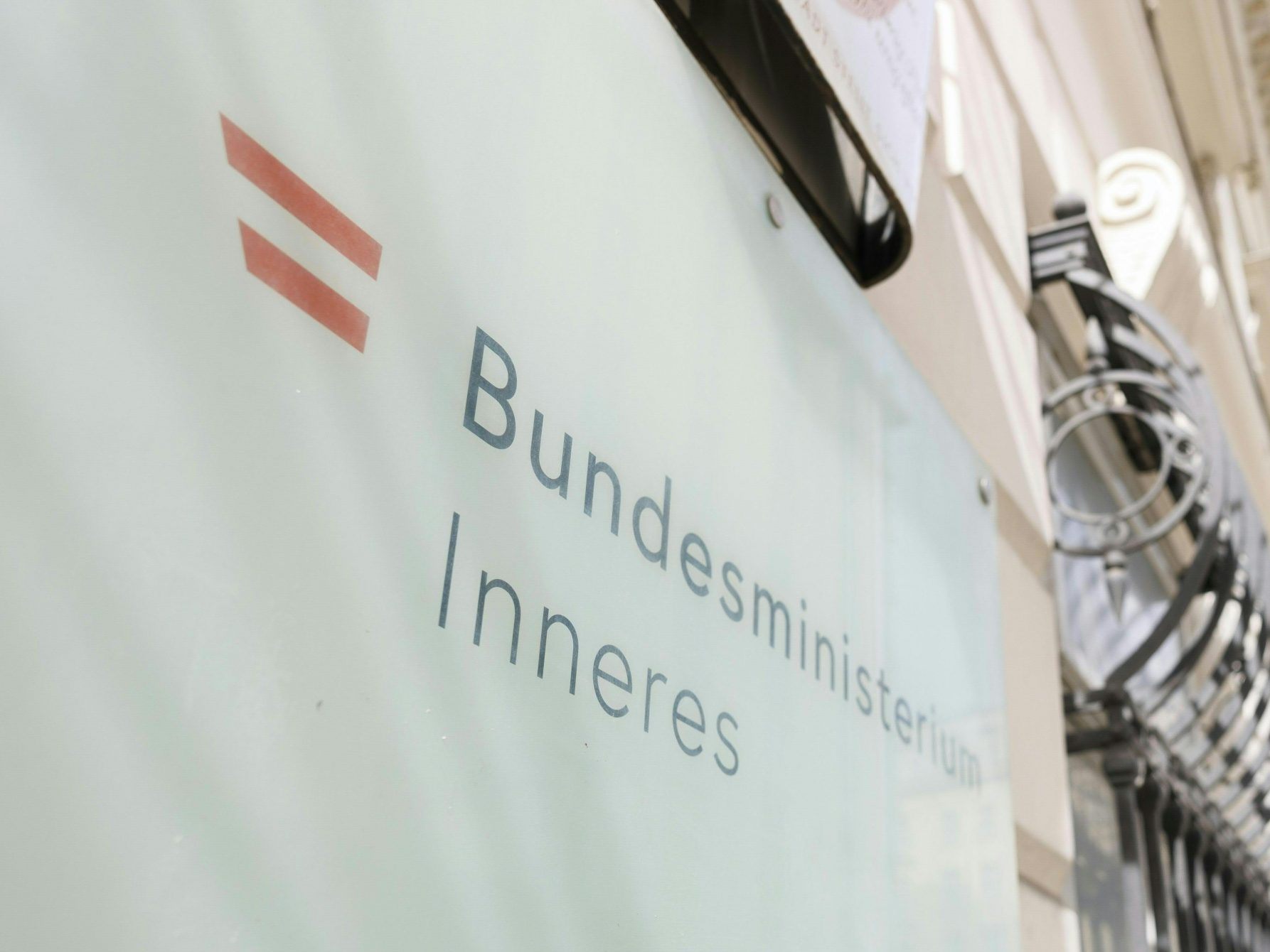 Ein Taliban-Besuch im Innenministerium sorgt für Kritik.
