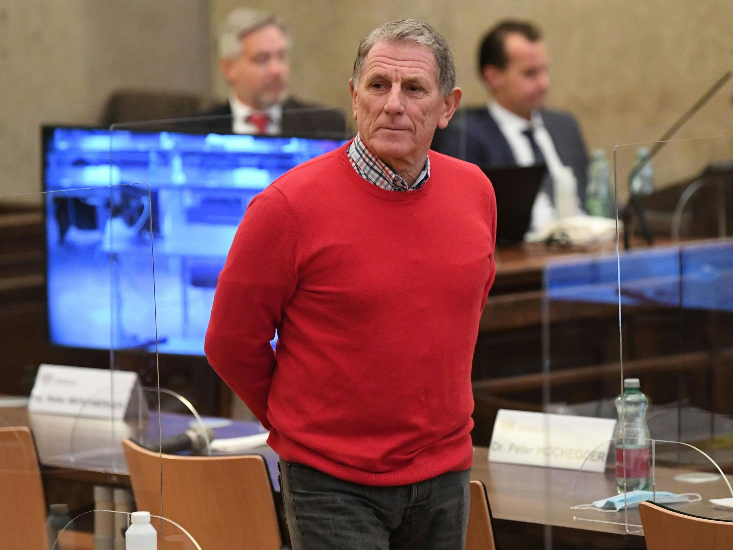 Peter Hochegger will mit Fußfessel als Nachtportier arbeiten.