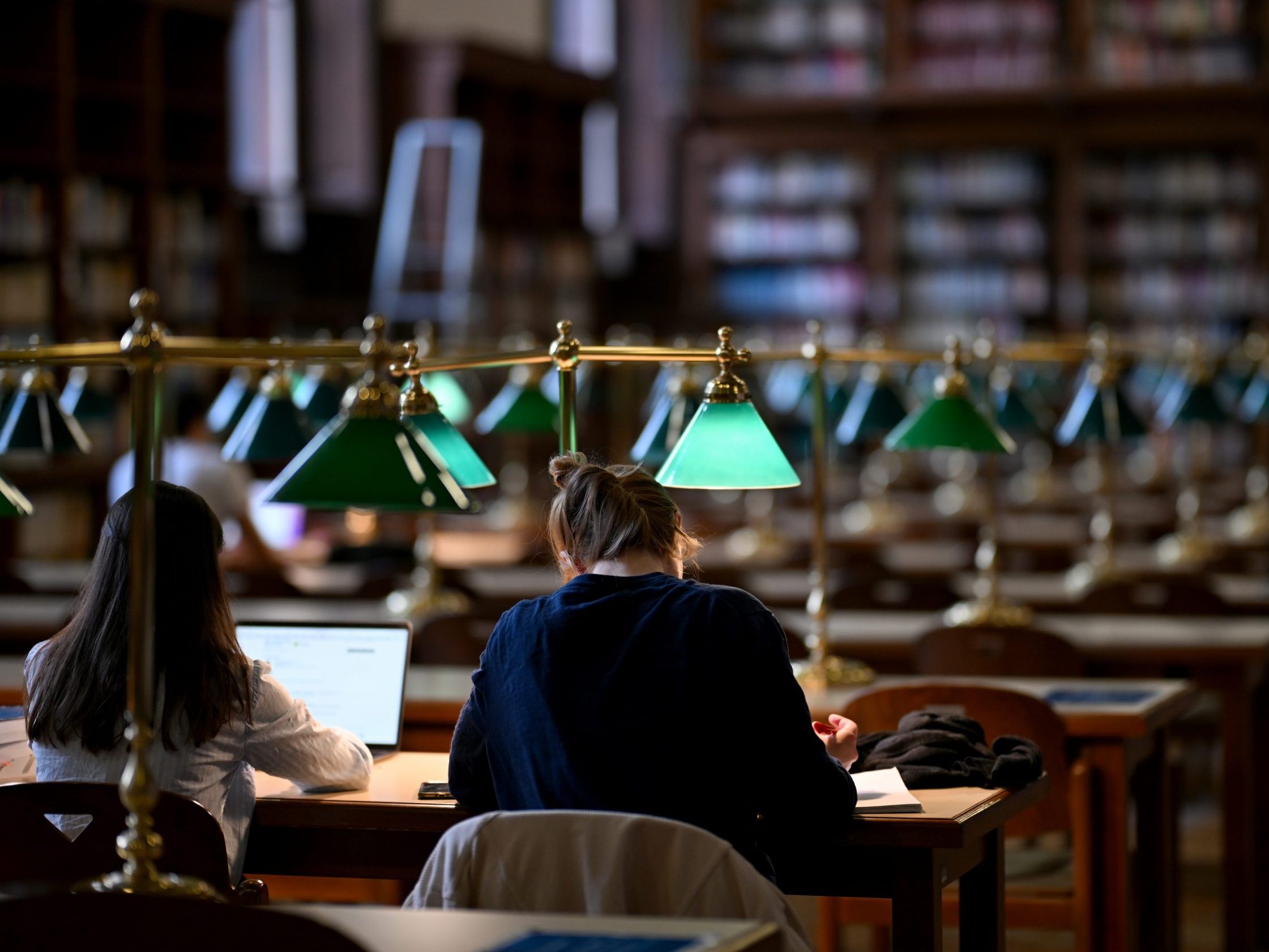 Studierende in einer Bibliothek. Studierende in einer Bibliothek.
