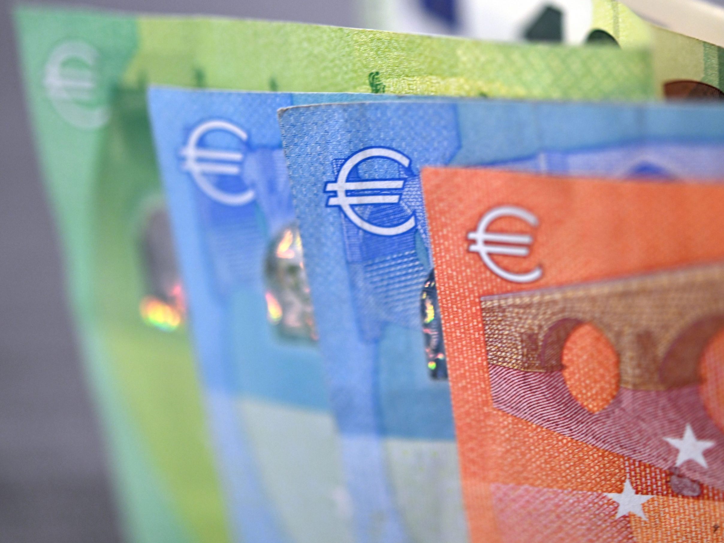 Ein Maßnahmenpaket zur Betrugsbekämpfung soll bis zu 1,4 Milliarden einbringen. Ein Maßnahmenpaket zur Betrugsbekämpfung soll bis zu 1,4 Milliarden einbringen.