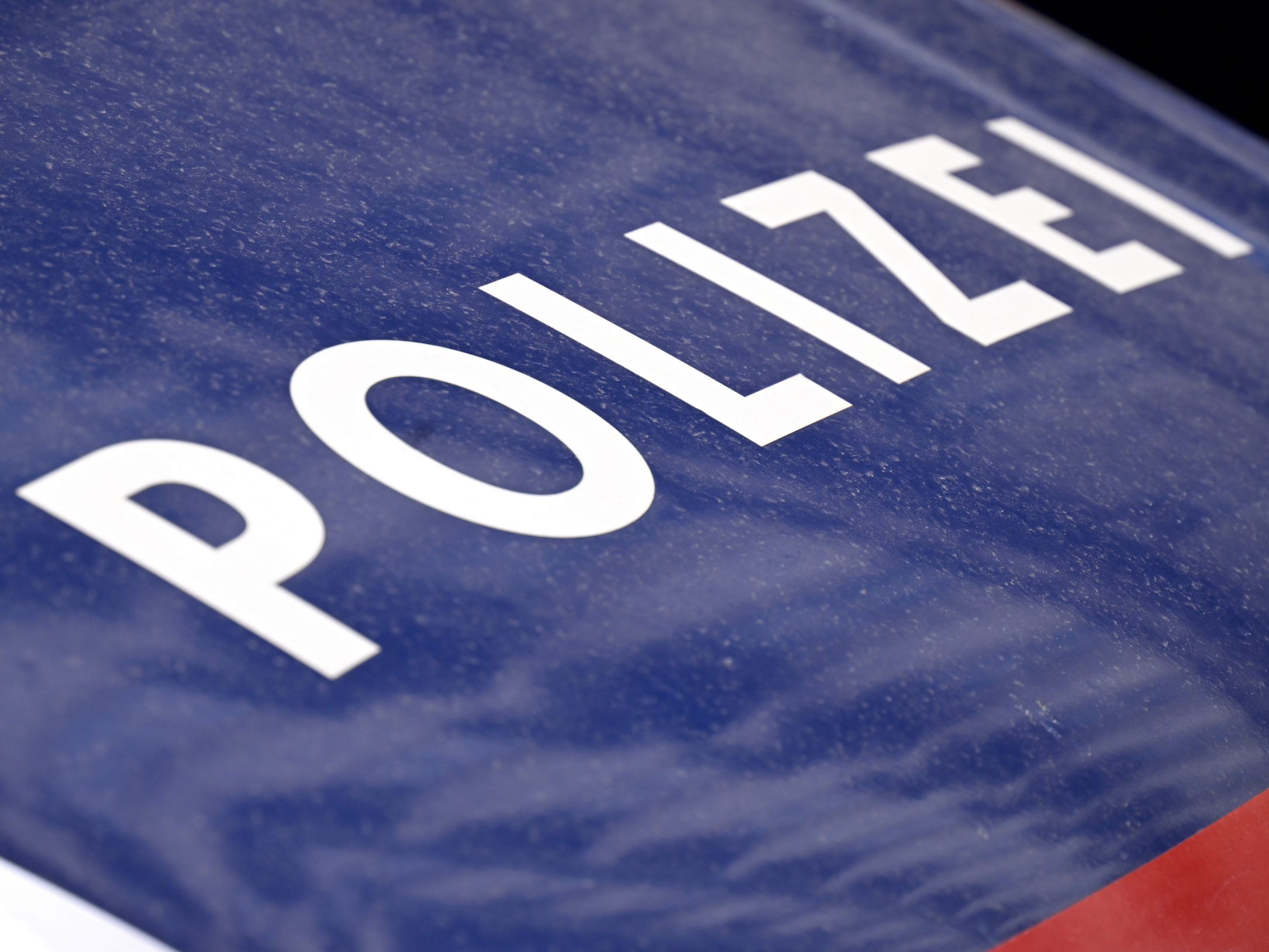 Polizeieinsatz nach einem Streit mit Messern unter drei Männern in Wien. Polizeieinsatz nach einem Streit mit Messern unter drei Männern in Wien.