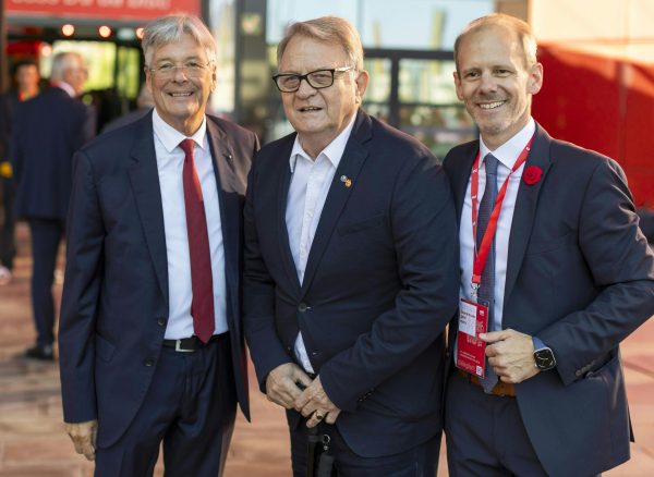 ABD0015_20250920 – VILLACH – STERREICH: (v.l.) Landesparteivorsitzender und Landeshauptmann Peter Kaiser (SP), Alt-Landeshauptmann Peter Ambrozy (SP) und Landesgeschftsfhrer Andreas Sucher (SP) im Rahmen des Ordentlichen Parteitages der SP Krnten mit der Neuwahl des Parteivorsitzenden und Entscheidung ber die Nachfolge von Peter Kaiser am Samstag 20. September 2025, im Congress Center Villach. – FOTO: APA/WOLFGANG JANNACH
