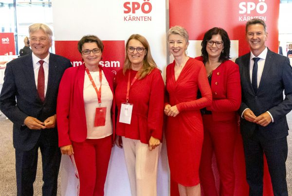 ABD0018_20250920 – VILLACH – STERREICH: (v.l.)Landesparteivorsitzender und Landeshauptmann Peter Kaiser (SP), Landesrtin Beate Prettner (SP), Staatssekretrin Ulrike Knigsberger-Ludwig (SP), Landeshauptmann-Stellvertreterin Gaby Schaunig (SP), Landesrtin Sara Schaar und Landesrat Daniel Fellner (SP) whrend des 37. Ordentlichen Parteitages der SP Krnten mit der Neuwahl des Parteivorsitzenden und Entscheidung ber die Nachfolge von Peter Kaiser am Samstag, 20. […]