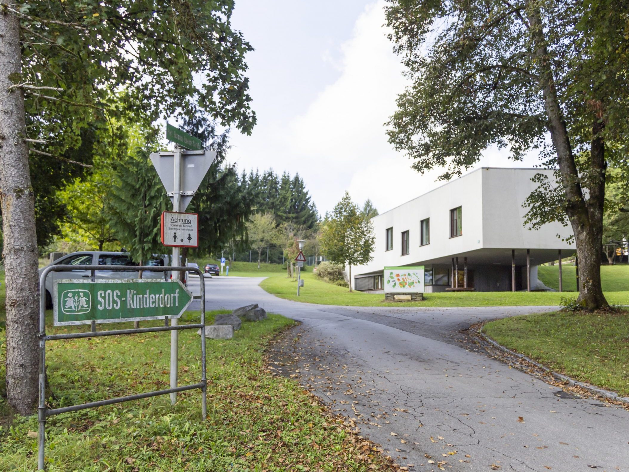 Nach schweren Vorwürfen gegen das SOS-Kinderdorf in Moosburg bei Klagenfurt hat die Institution am Mittwoch eine "externe Evaluierung der Aufarbeitungsprozesse" angekündigt. Nach schweren Vorwürfen gegen das SOS-Kinderdorf in Moosburg bei Klagenfurt hat die Institution am Mittwoch eine "externe Evaluierung der Aufarbeitungsprozesse" angekündigt.