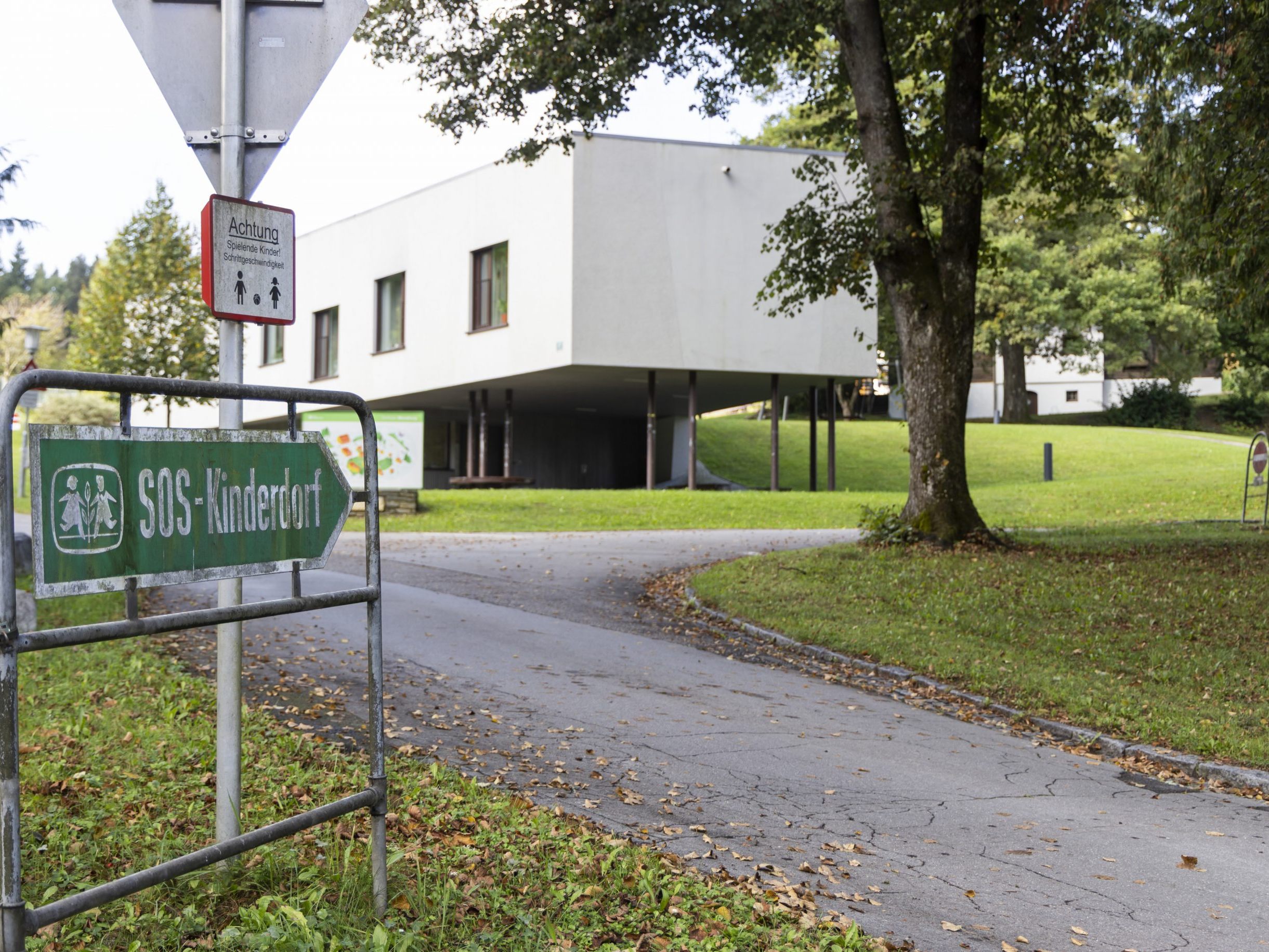 Die Einfahrt zum SOS-Kinderdorf Moosburg in Kärnten.