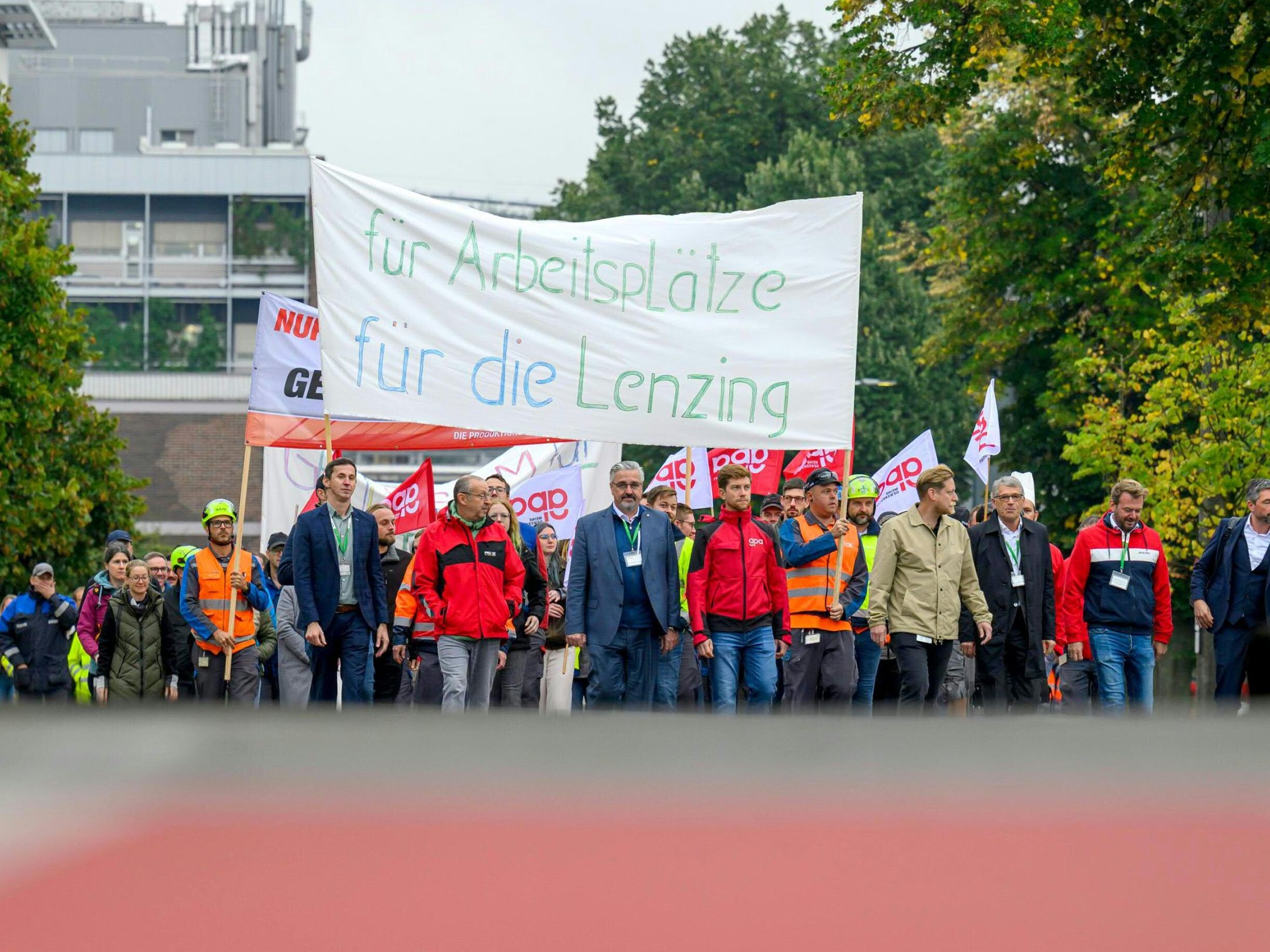 Protestmarsch anlässlich einer Betriebsversammlung am Werksgelände des Faserherstellers Lenzing.