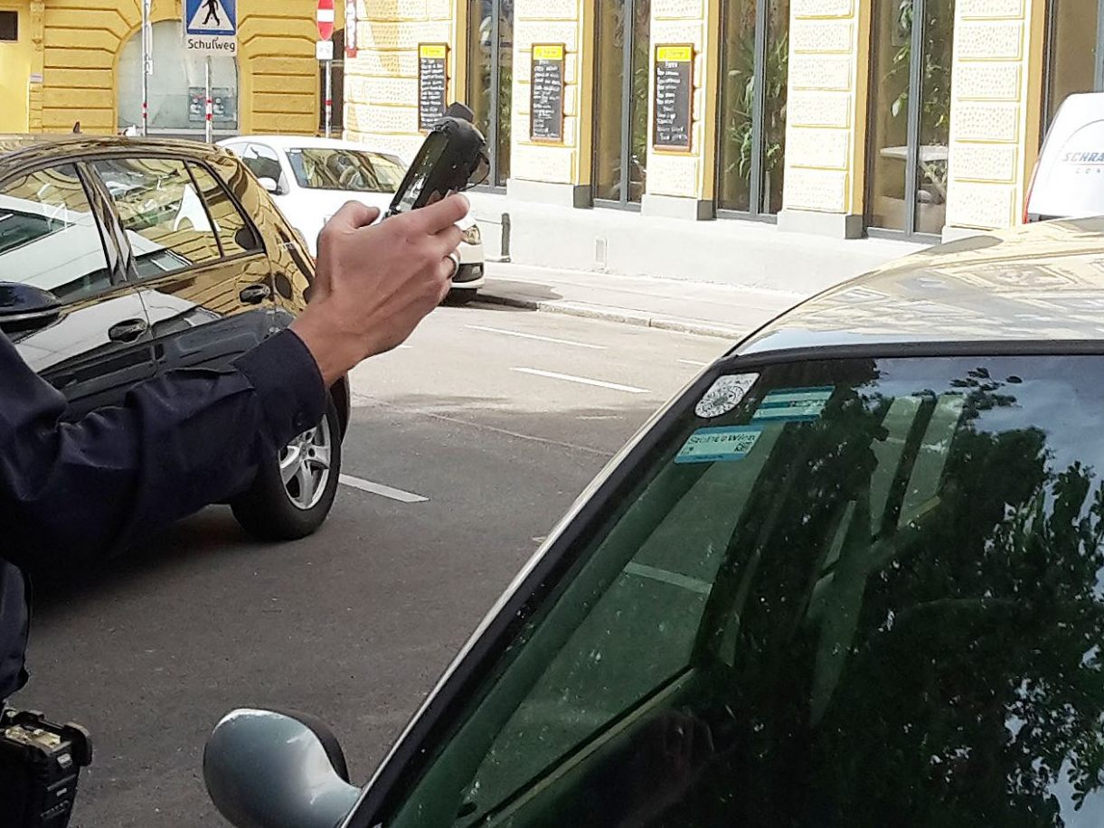 Ein Wiener Parksheriff wurde verletzt.
