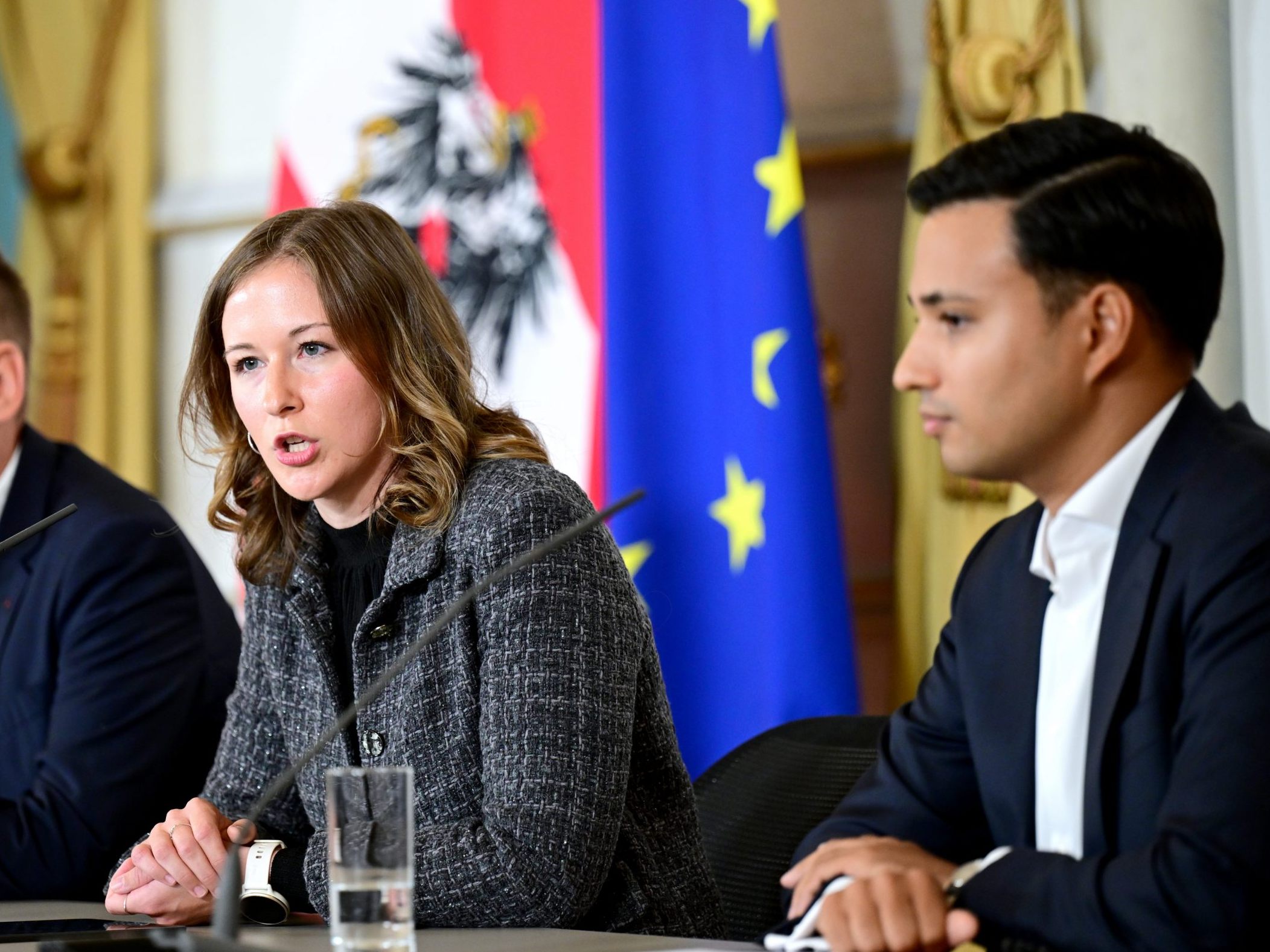 "Das Kinderkopftuch schränkt die Sichtbarkeit und Freiheit von Mädchen ein, damit ist es ganz klar ein Zeichen von Unterdrückung", so Plakolm (Mitte).