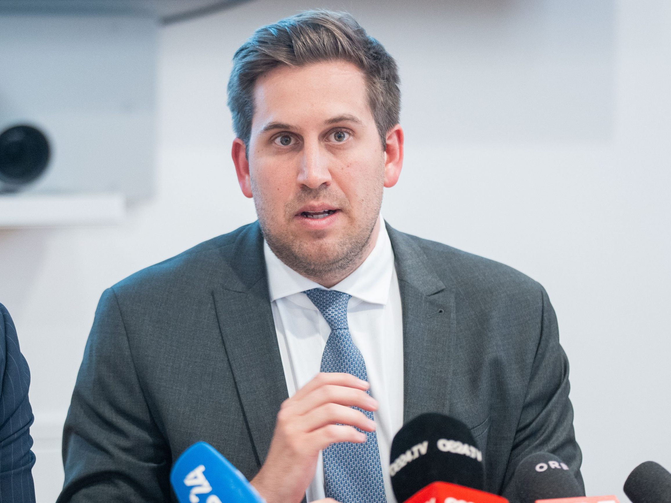 Beamtenstaatssekretär Pröll (im Bild) und Finanzminister Marterbauer leiten die Verhandlungen.