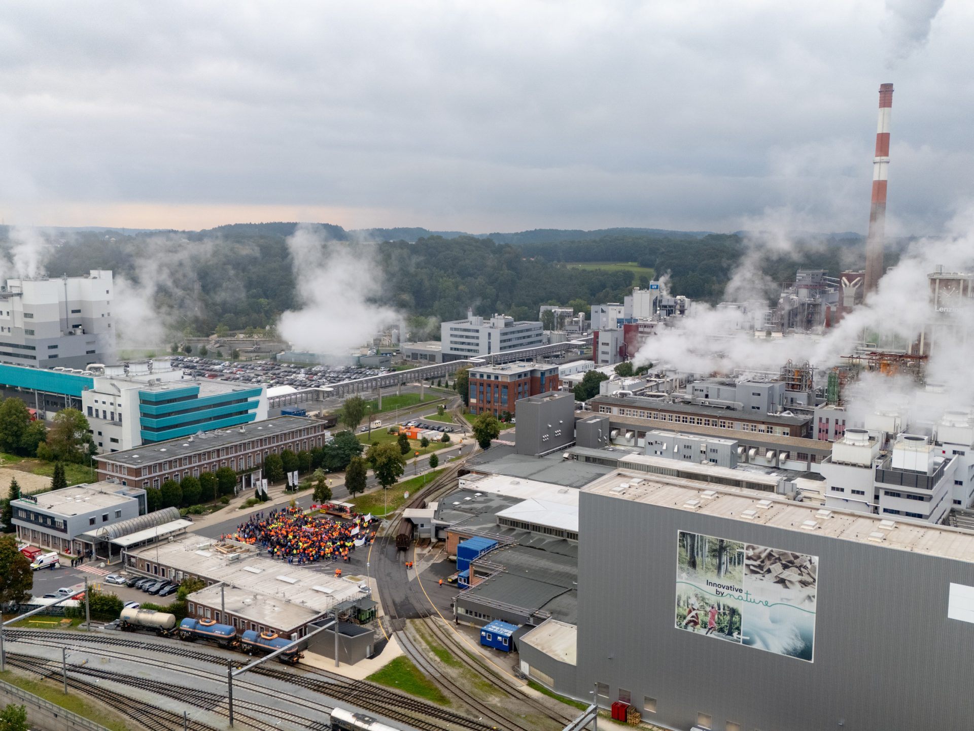 Lenzing baut bis Ende 2027 bis zu 600 Jobs ab. Lenzing baut bis Ende 2027 bis zu 600 Jobs ab.
