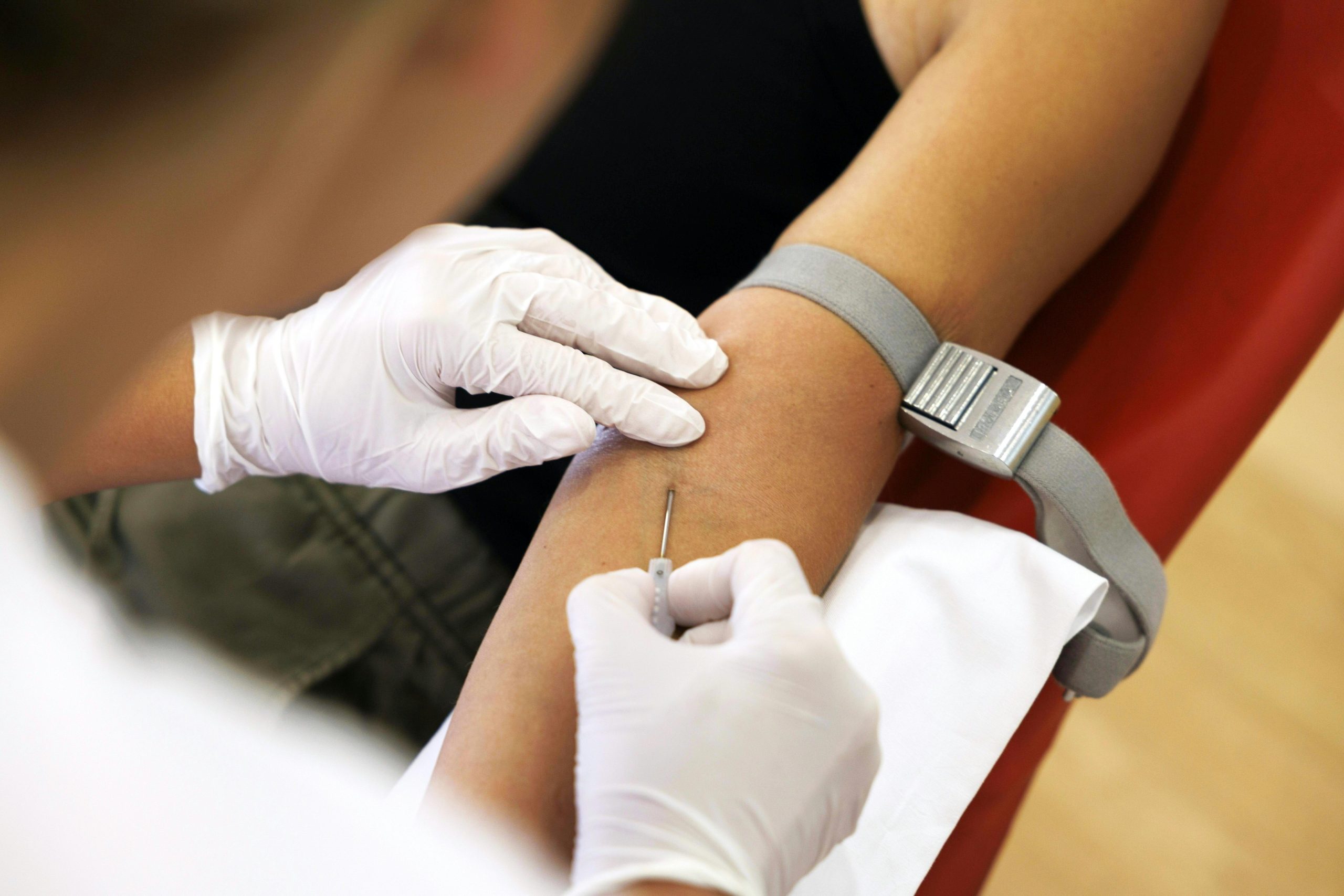 Zaradi porasta okužb s koronavirusom na Dunaju primanjkuje krvnih konzerv