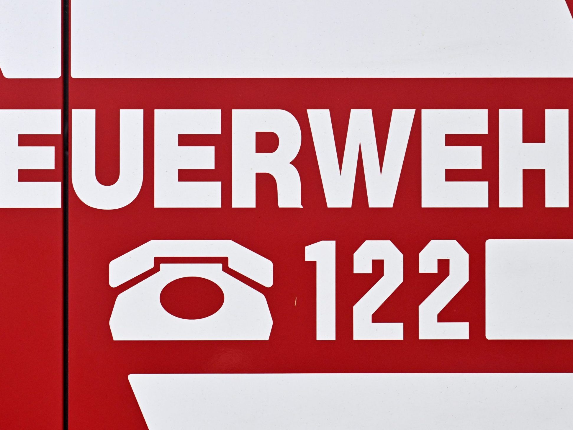 Ein Feuerwehrmann befreite ein Baby. Ein Feuerwehrmann befreite ein Baby.