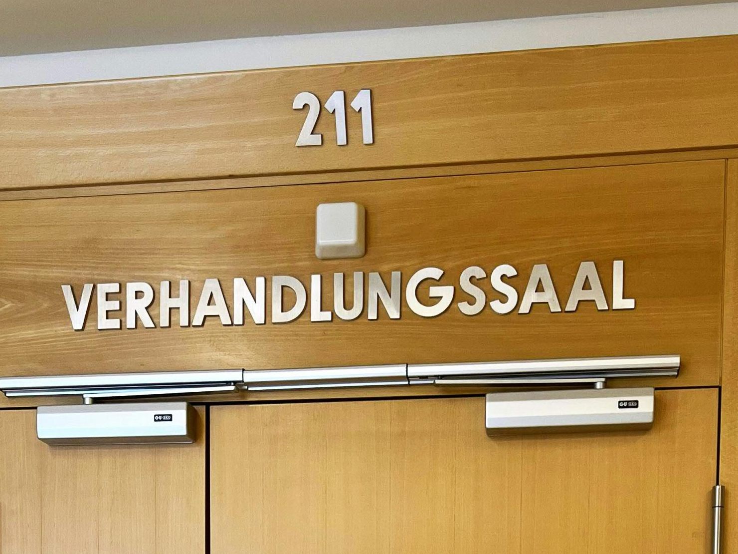 Mehrjährige Haftstrafen für dreiste Serien-Täter nach Einbrüchen in Wien. Mehrjährige Haftstrafen für dreiste Serien-Täter nach Einbrüchen in Wien.