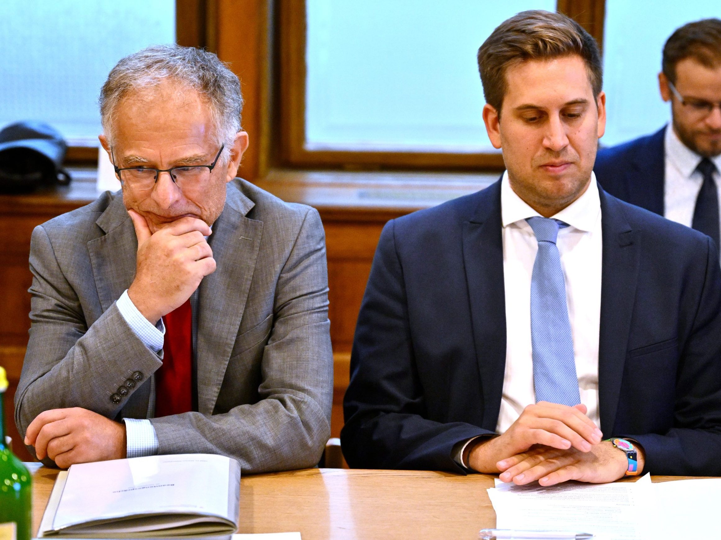 Finanzminister Markus Marterbauer (SPÖ) und Staatssekretär Alexander Pröll (ÖVP) führen die Gespräche mit den Gewerkschaften GÖD und younion über die geplante Gehaltsregelung. Finanzminister Markus Marterbauer (SPÖ) und Staatssekretär Alexander Pröll (ÖVP) führen die Gespräche mit den Gewerkschaften GÖD und younion über die geplante Gehaltsregelung.