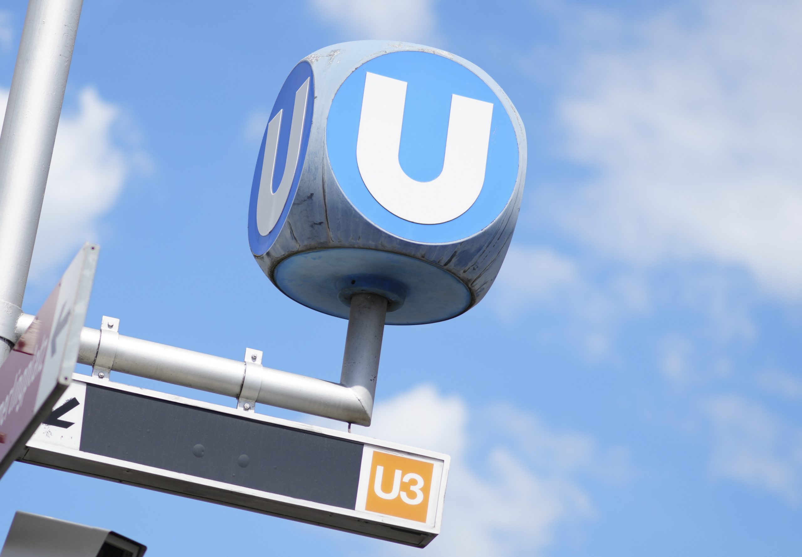 Enajstletnica padla na progo podzemne železnice na Dunaju in se rešila