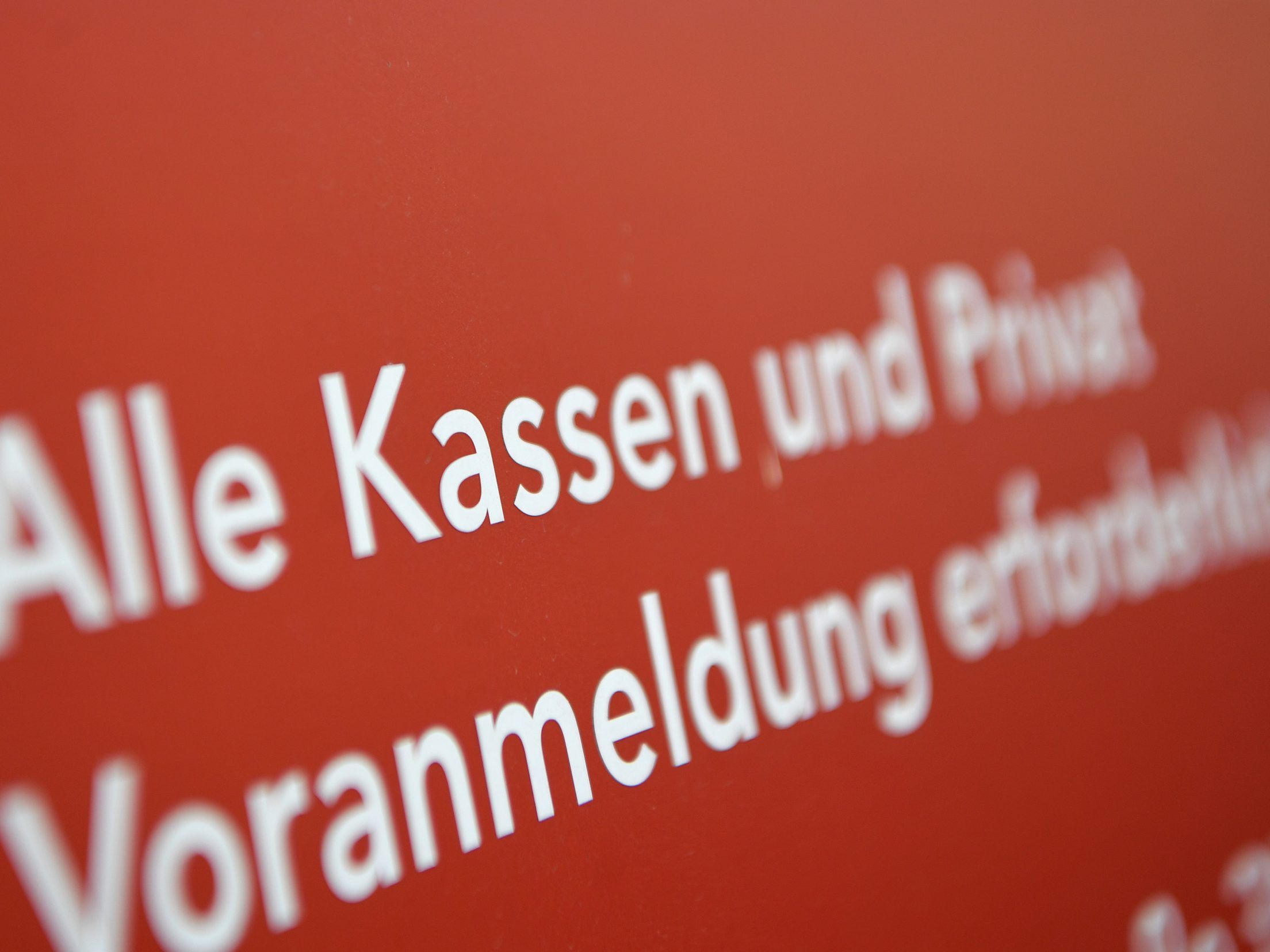 Viele der Befragten fürchten, bald eine private Zusatzversicherung haben zu müssen, um eine gute Versorgung zu erhalten. Viele der Befragten fürchten, bald eine private Zusatzversicherung haben zu müssen, um eine gute Versorgung zu erhalten.