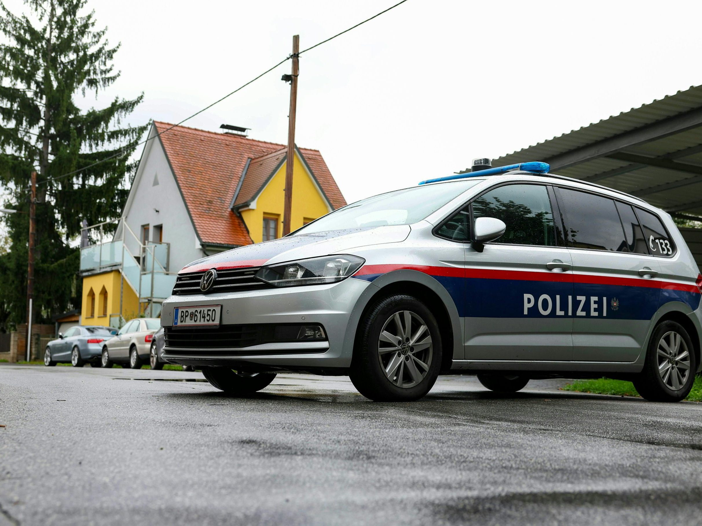 Das Kind lag tot auf dem Dach eines Carports.