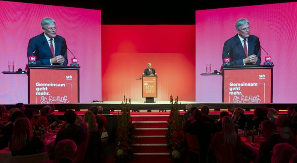ABD0063_20250920 – VILLACH – STERREICH: Landesparteivorsitzender und Landeshauptmann Peter Kaiser (SP) bei seiner Rede whrend des 37. Ordentlichen Parteitages der SP Krnten mit der Neuwahl des Parteivorsitzenden und Entscheidung ber die Nachfolge von Peter Kaiser am Samstag, 20. September 2025, im Congress Center Villach. – FOTO: APA/WOLFGANG JANNACH