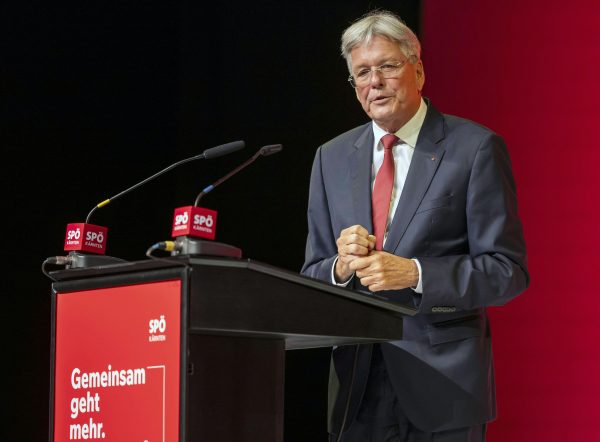 ABD0066_20250920 – VILLACH – STERREICH: Landesparteivorsitzender und Landeshauptmann Peter Kaiser (SP) bei seiner Rede whrend des 37. Ordentlichen Parteitages der SP Krnten mit der Neuwahl des Parteivorsitzenden und Entscheidung ber die Nachfolge von Peter Kaiser am Samstag, 20. September 2025, im Congress Center Villach. – FOTO: APA/WOLFGANG JANNACH