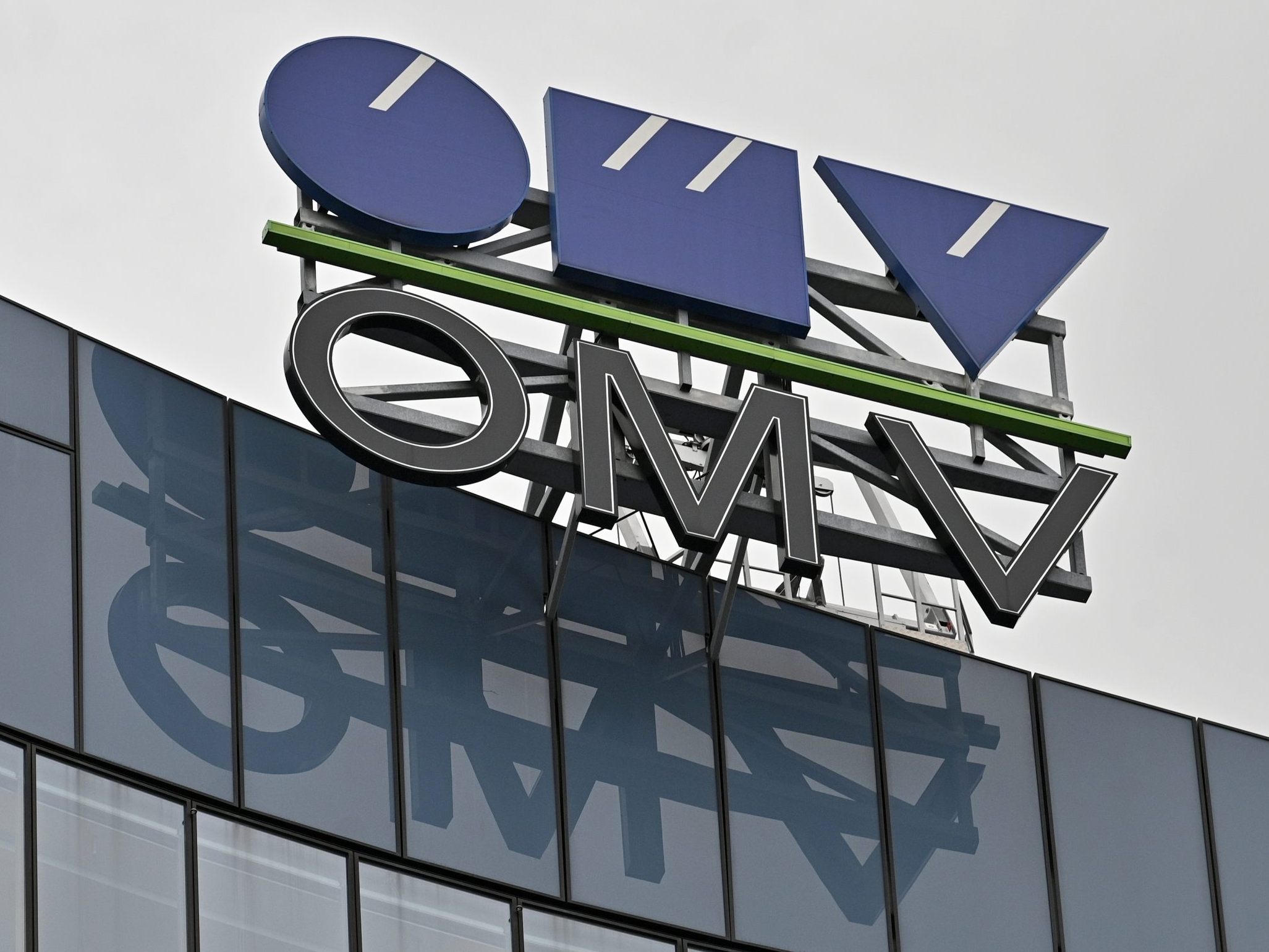 Die OMV plant einen massiven Jobabbau und schweigt dazu. Die OMV plant einen massiven Jobabbau und schweigt dazu.