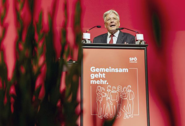 ABD0067_20250920 – VILLACH – STERREICH: Landesparteivorsitzender und Landeshauptmann Peter Kaiser (SP) bei seiner Rede whrend des 37. Ordentlichen Parteitages der SP Krnten mit der Neuwahl des Parteivorsitzenden und Entscheidung ber die Nachfolge von Peter Kaiser am Samstag, 20. September 2025, im Congress Center Villach. – FOTO: APA/WOLFGANG JANNACH