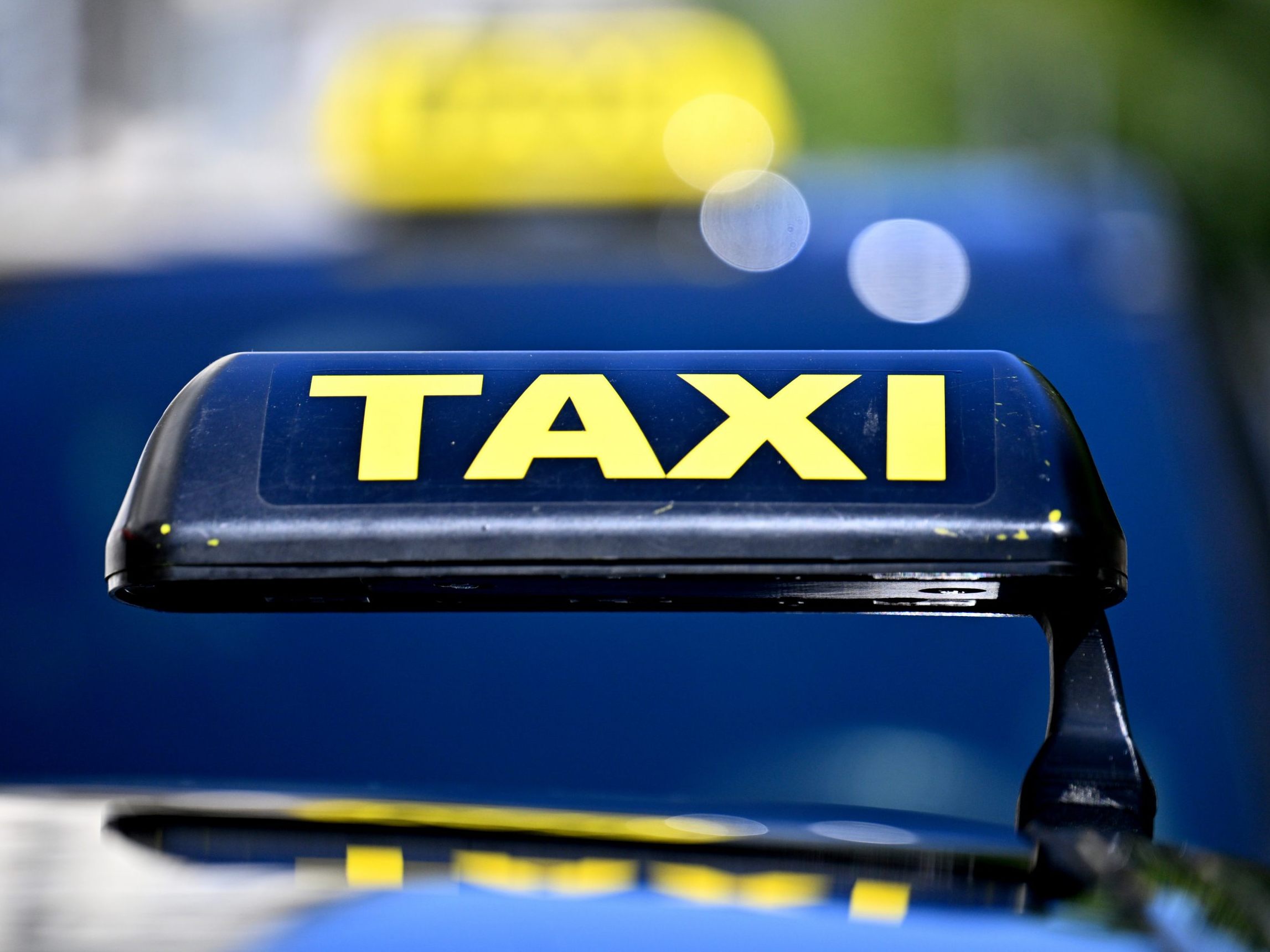 Ein Diensthund des Zolls erschnüffelte demnach in den Taxi-Zentralen 60.000 Euro in bar, die von den Verdächtigen versteckt worden waren. Ein Diensthund des Zolls erschnüffelte demnach in den Taxi-Zentralen 60.000 Euro in bar, die von den Verdächtigen versteckt worden waren.