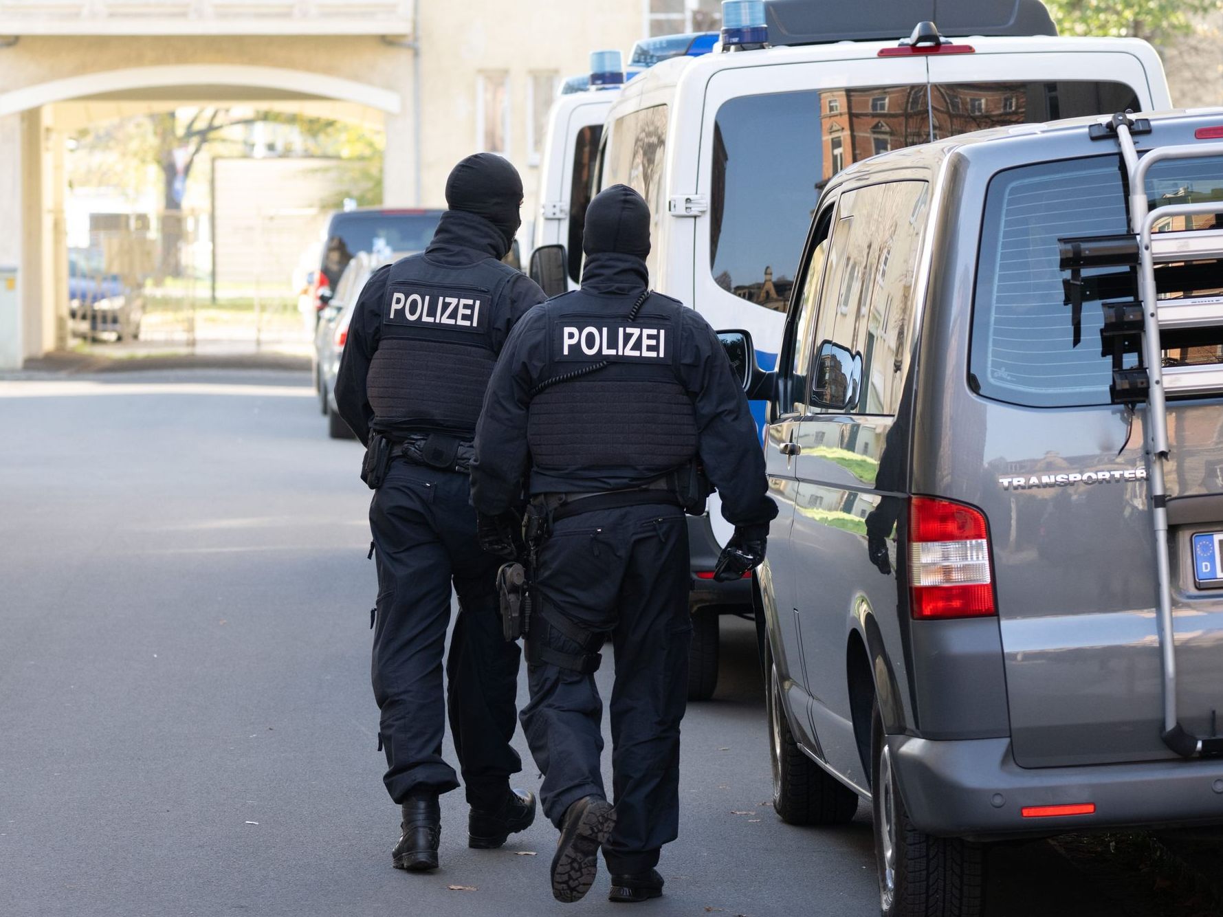 Neonazi-Zelle im Visier: Razzien in drei Bundesländern Neonazi-Zelle im Visier: Razzien in drei Bundesländern