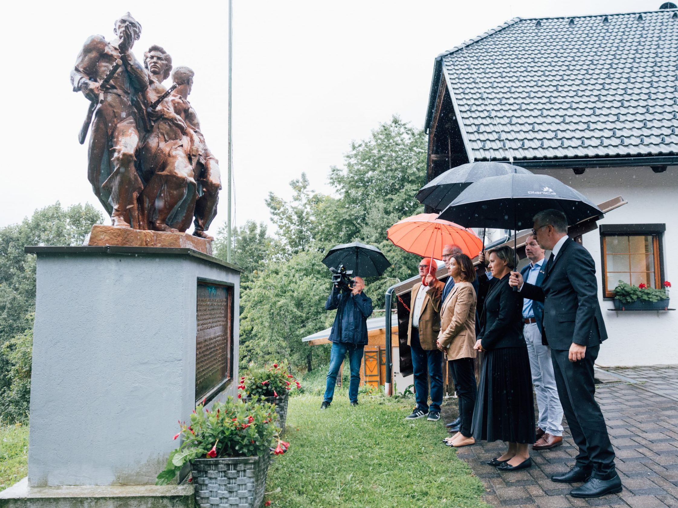 Die Slowenische Außenministerin besuchte den Peršmanhof.