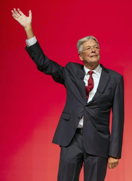 ABD0081_20250920 – VILLACH – STERREICH: Landesparteivorsitzender und Landeshauptmann Peter Kaiser (SP) nach seiner Rede whrend des 37. Ordentlichen Parteitages der SP Krnten mit der Neuwahl des Parteivorsitzenden und Entscheidung ber die Nachfolge von Peter Kaiser am Samstag, 20. September 2025, im Congress Center Villach. – FOTO: APA/WOLFGANG JANNACH
