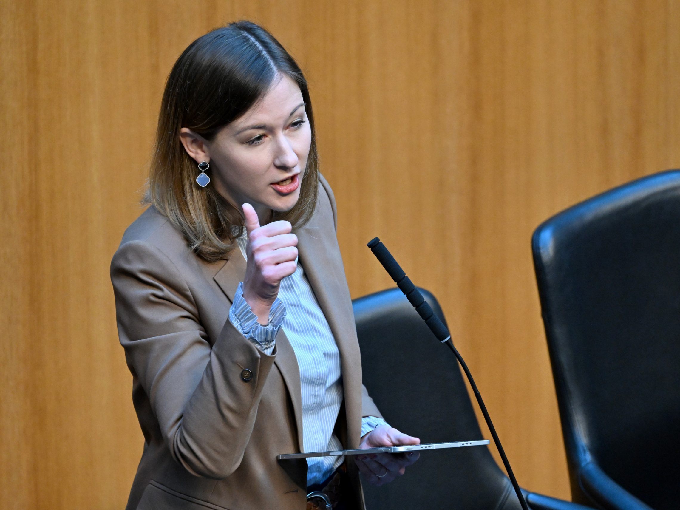 Laut Plakolm sollen auch Aufrufe gegen das Kopftuchverbot im Register erfasst werden.