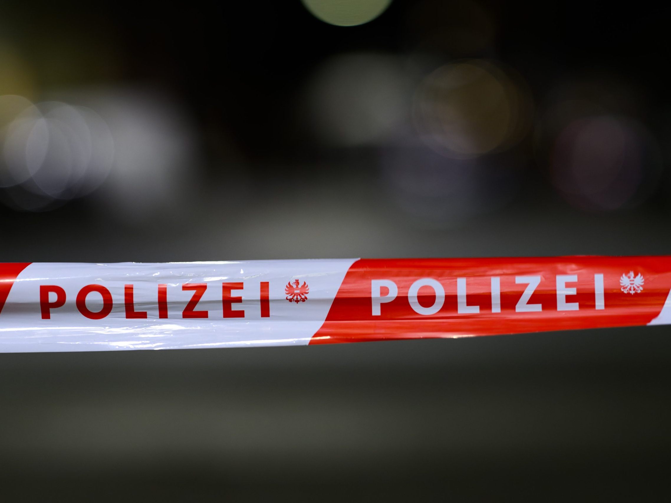 Wagenheber weggerutscht, Deutscher unter Pkw eingeklemmt Wagenheber weggerutscht, Deutscher unter Pkw eingeklemmt