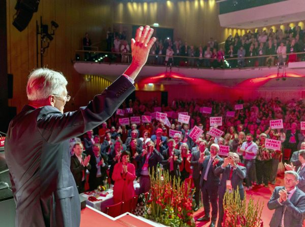 ABD0086_20250920 – VILLACH – STERREICH: Landesparteivorsitzender und Landeshauptmann Peter Kaiser (SP) nach seiner Rede whrend des 37. Ordentlichen Parteitages der SP Krnten mit der Neuwahl des Parteivorsitzenden und Entscheidung ber die Nachfolge von Peter Kaiser am Samstag, 20. September 2025, im Congress Center Villach. – FOTO: APA/WOLFGANG JANNACH