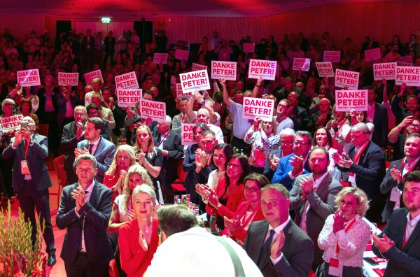 ABD0089_20250920 – VILLACH – STERREICH: Bundesparteivorsitzender Vizekanzler Andreas Babler (m.,SP) und Delegierte mit Karten “Danke Peter” whrend des Ordentlichen Parteitages der SP Krnten mit der Neuwahl des Parteivorsitzenden und Entscheidung ber die Nachfolge von Peter Kaiser am Samstag, 20. September 2025, im Congress Center Villach. – FOTO: APA/WOLFGANG JANNACH