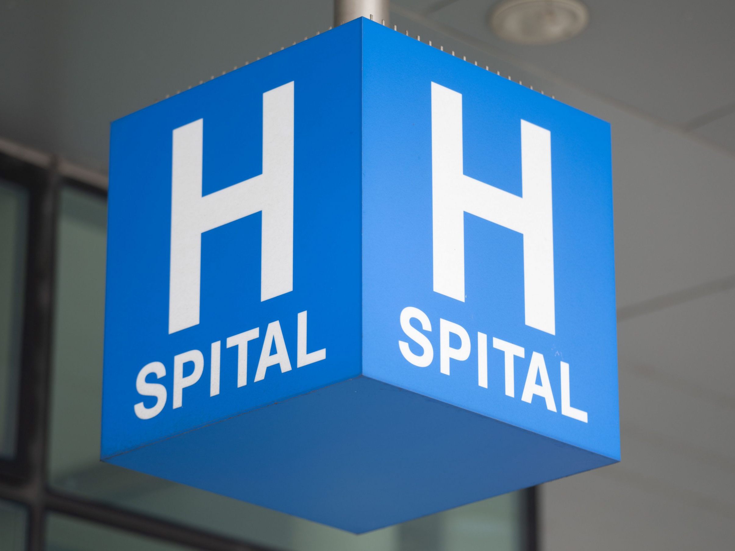 Mann ins Spital gebracht. Mann ins Spital gebracht.