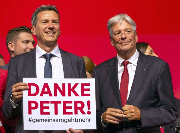 ABD0092_20250920 – VILLACH – STERREICH: (v.l.) Landesrat Daniel Fellner(SP), Landesparteivorsitzender und Landeshauptmann Peter Kaiser (SP) beim Ordentlichen Parteitag der SP Krnten mit der Neuwahl des Parteivorsitzenden und Entscheidung ber die Nachfolge von Peter Kaiser am Samstag, 20. September 2025, im Congress Center Villach. – FOTO: APA/WOLFGANG JANNACH