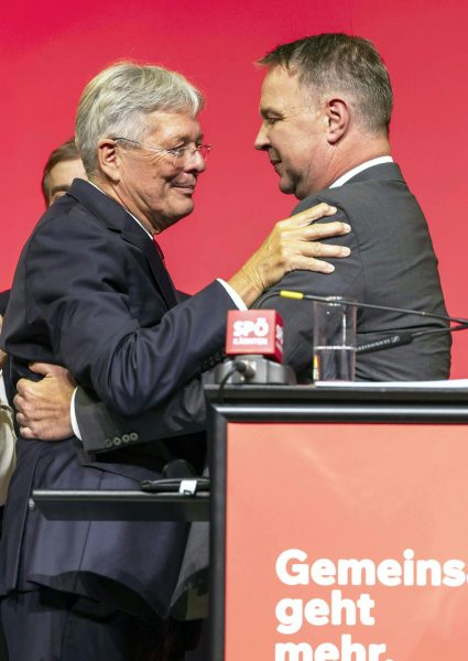 ABD0093_20250920 – VILLACH – STERREICH: (v.l.) Landeshauptmann Peter Kaiser und Vizekanzler Andreas Babler (SP) whrend des Ordentlichen Parteitages der SP Krnten mit der Neuwahl des Parteivorsitzenden und Entscheidung ber die Nachfolge von Peter Kaiser am Samstag, 20. September 2025 im Congress Center Villach. – FOTO: APA/WOLFGANG JANNACH