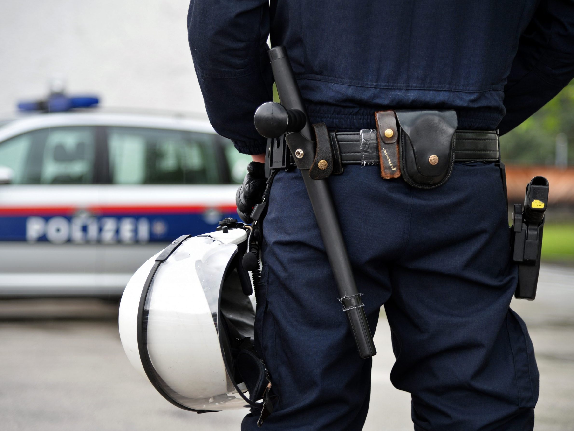 Ein alkoholisierter Autofahrer schleifte einen Beamten in Dornbirn mit. Ein alkoholisierter Autofahrer schleifte einen Beamten in Dornbirn mit.