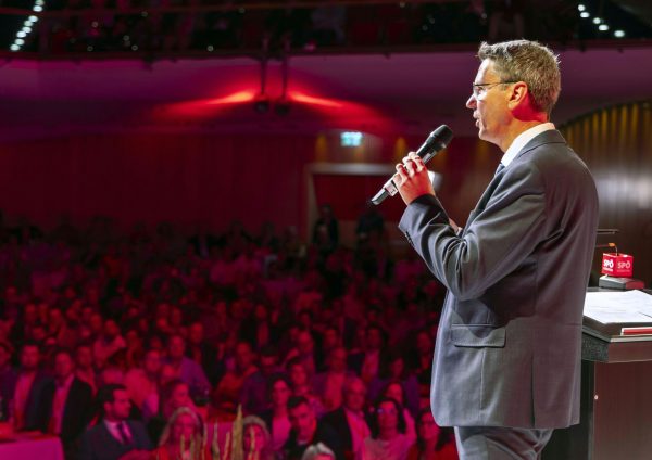 ABD0099_20250920 – VILLACH – STERREICH: Landesrat Daniel Fellner (SP) beim Ordentlichen Parteitag der SP Krnten mit der Neuwahl des Parteivorsitzenden und Entscheidung ber die Nachfolge von Peter Kaiser am Samstag, 20. September 2025, im Congress Center Villach. – FOTO: APA/WOLFGANG JANNACH
