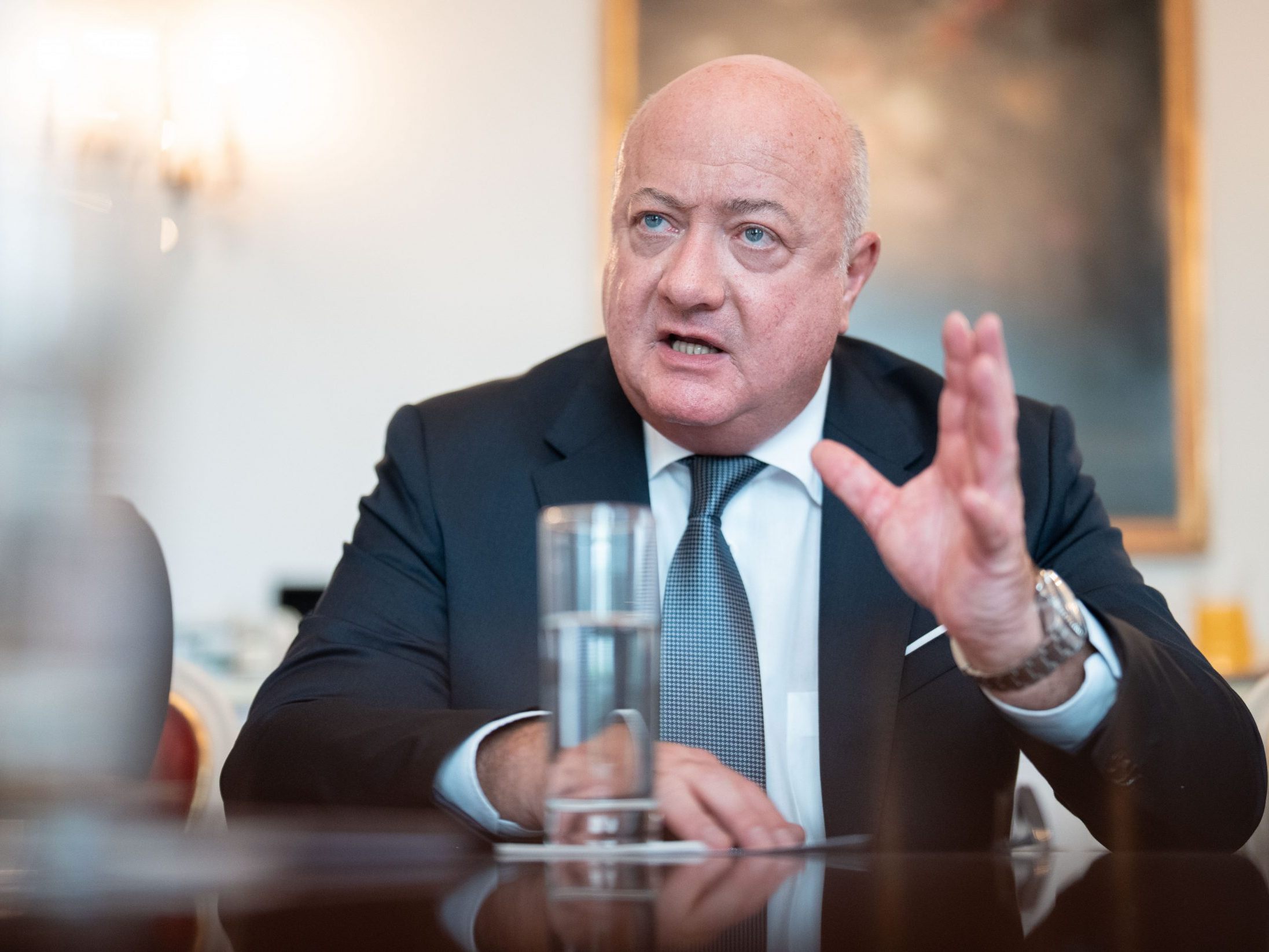 Er denke an eine Reduktion der im öffentlichen Eigentum stehenden Netzgesellschaften um rund 90 Prozent, ließ Stocker wissen. Er denke an eine Reduktion der im öffentlichen Eigentum stehenden Netzgesellschaften um rund 90 Prozent, ließ Stocker wissen.