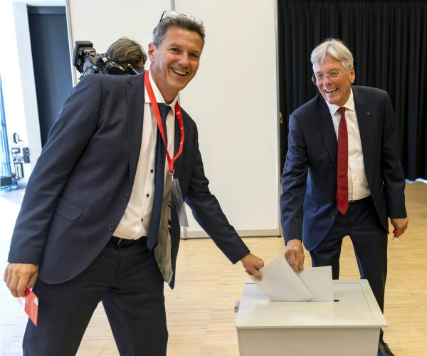 ABD0104_20250920 – VILLACH – STERREICH: (v.l.) Landesrat Daniel Fellner (SP) und Landeshauptmann Peter Kaiser (SP) bei der Stimmabgabe beim im Rahmen des Ordentlichen Parteitags der SP Krnten mit der Neuwahl des Parteivorsitzenden und Entscheidung ber die Nachfolge von Peter Kaiser am Samstag, 20. September 2025, im Congress Center Villach. – FOTO: APA/WOLFGANG JANNACH