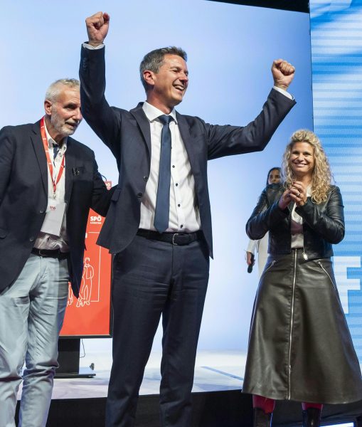 ABD0116_20250920 – VILLACH – STERREICH: Der mit 96,4 Prozent der Delegiertenstimmen neu gewhlte SP-Landesparteivorsitzende in Krnten, Landesrat Daniel Fellner (SP) und seine Frau Sandra (r.) nach der Wahl beim Odentlichen Parteitag der SP Krnten am Samstag, 20. September 2025, im Congress Center Villach. – FOTO: APA/WOLFGANG JANNACH
