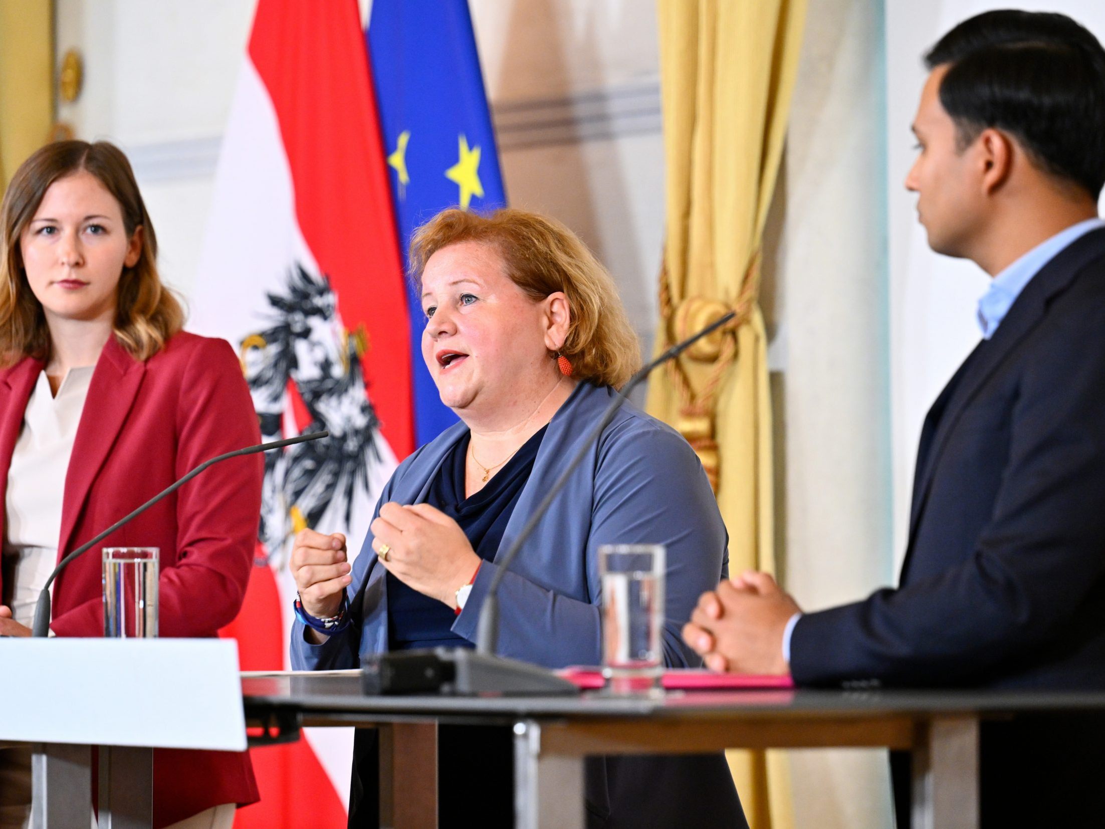 Die Sozialhilfereform sei "eine wirklich große Reform, die macht man nicht von heute auf morgen", erklärte Schumann. Die Sozialhilfereform sei "eine wirklich große Reform, die macht man nicht von heute auf morgen", erklärte Schumann.