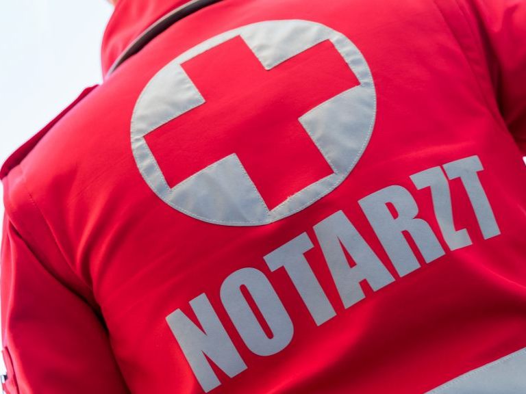 Bei einem Unfall mit einem Auto wurde eine 22-jährige Radfahrerin am Montag lebensgefährlich verletzt.
