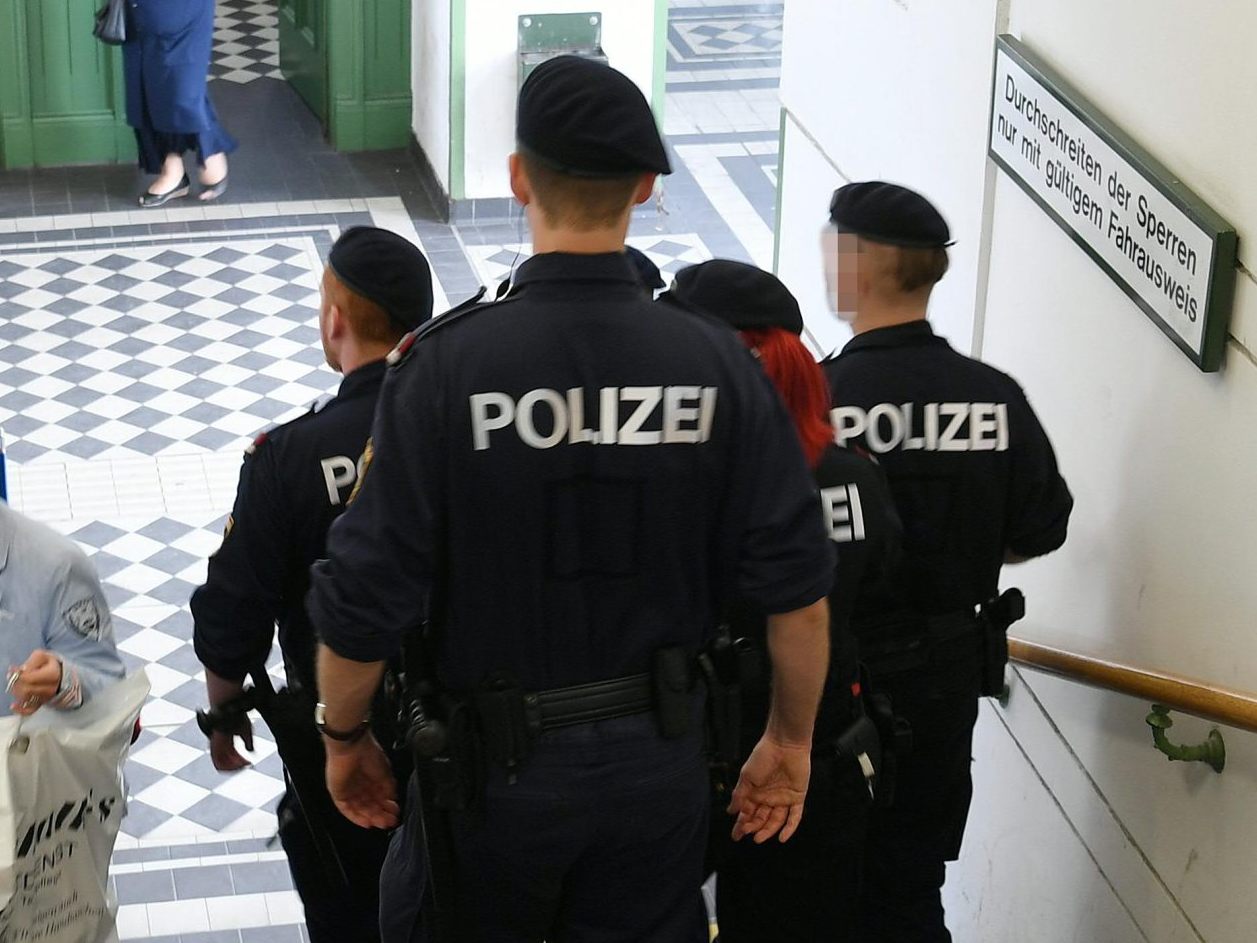 Polzeieinsatz bei der U6-Station Gumpendorfer Straße.
