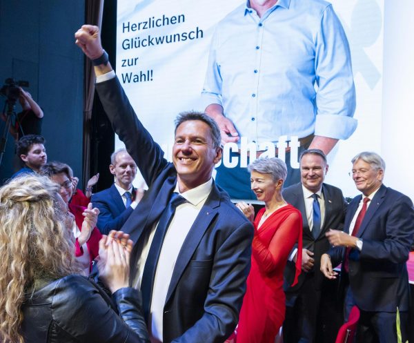 ABD0154_20250920 – VILLACH – STERREICH: Der mit 96,39 Prozent der Delegiertenstimmen neu gewhlte SP-Landesparteivorsitzende in Krnten, Landesrat Daniel Fellner (SP) und seine Frau Sandra (l.) nach der Wahl beim Odentlichen Parteitag der SP Krnten am Samstag, 20. September 2025, im Congress Center Villach. Rechts im Bild Landeshauptmann-Stellvertreterin Gaby Schaunig (SP), Vizekanzler Andreas Babler (SP) und […]