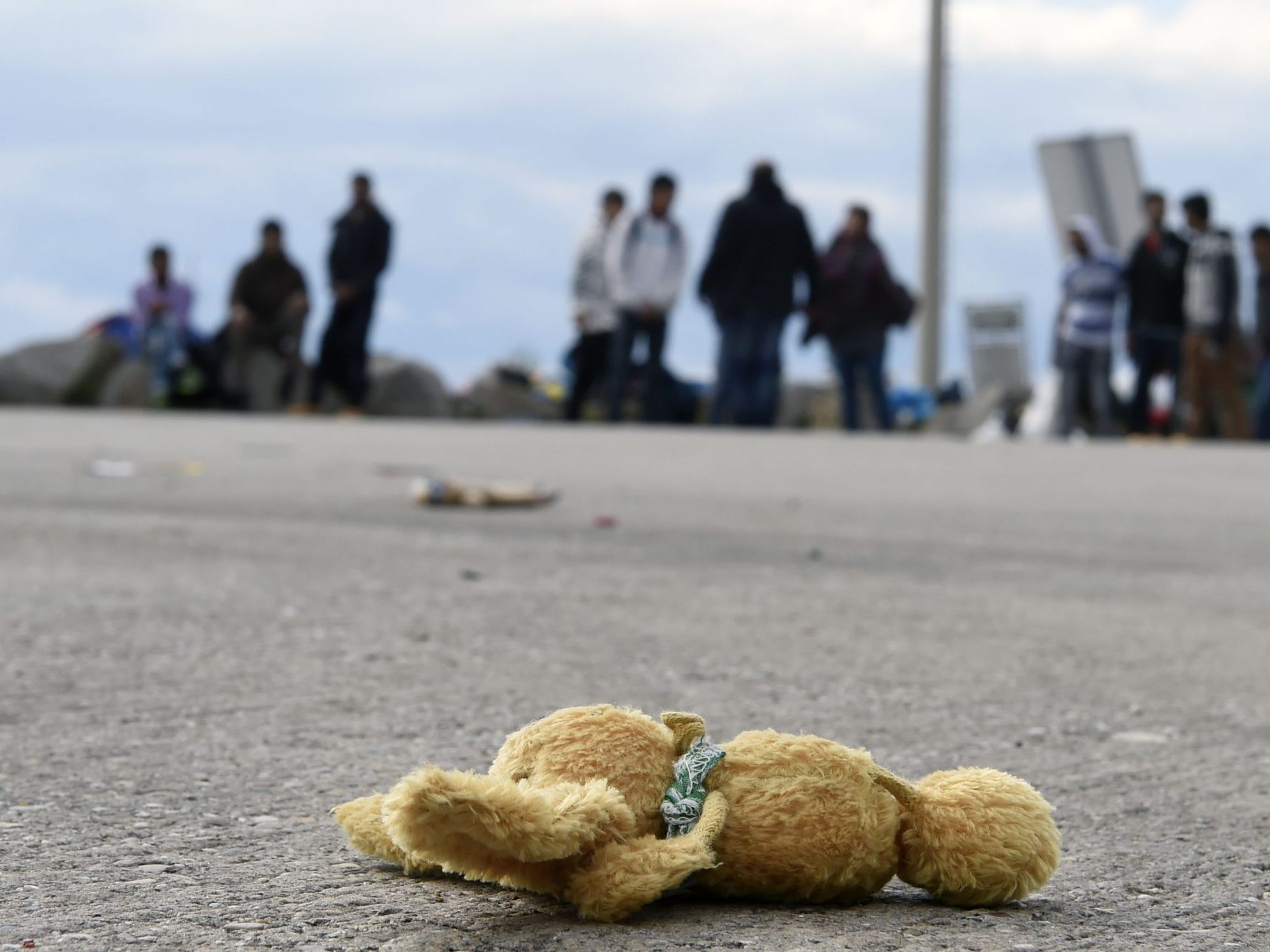 Ein von den Flüchtlingen zurückgelassener Teddy Bär im Jahr 2015.