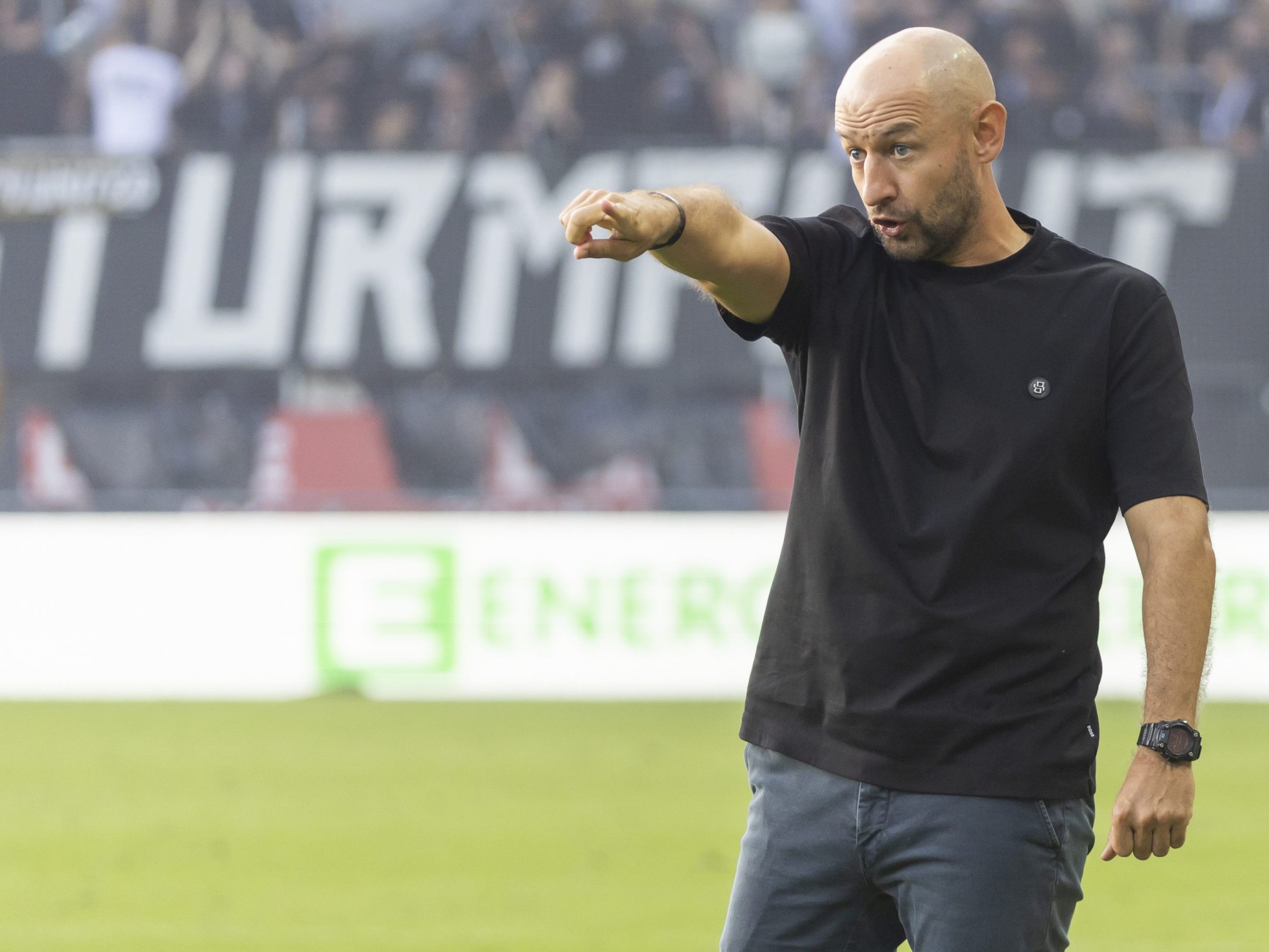 Vor der siebten Runde auf Platz neun: Die Wiener Austria und Trainer Helm (im Bild).