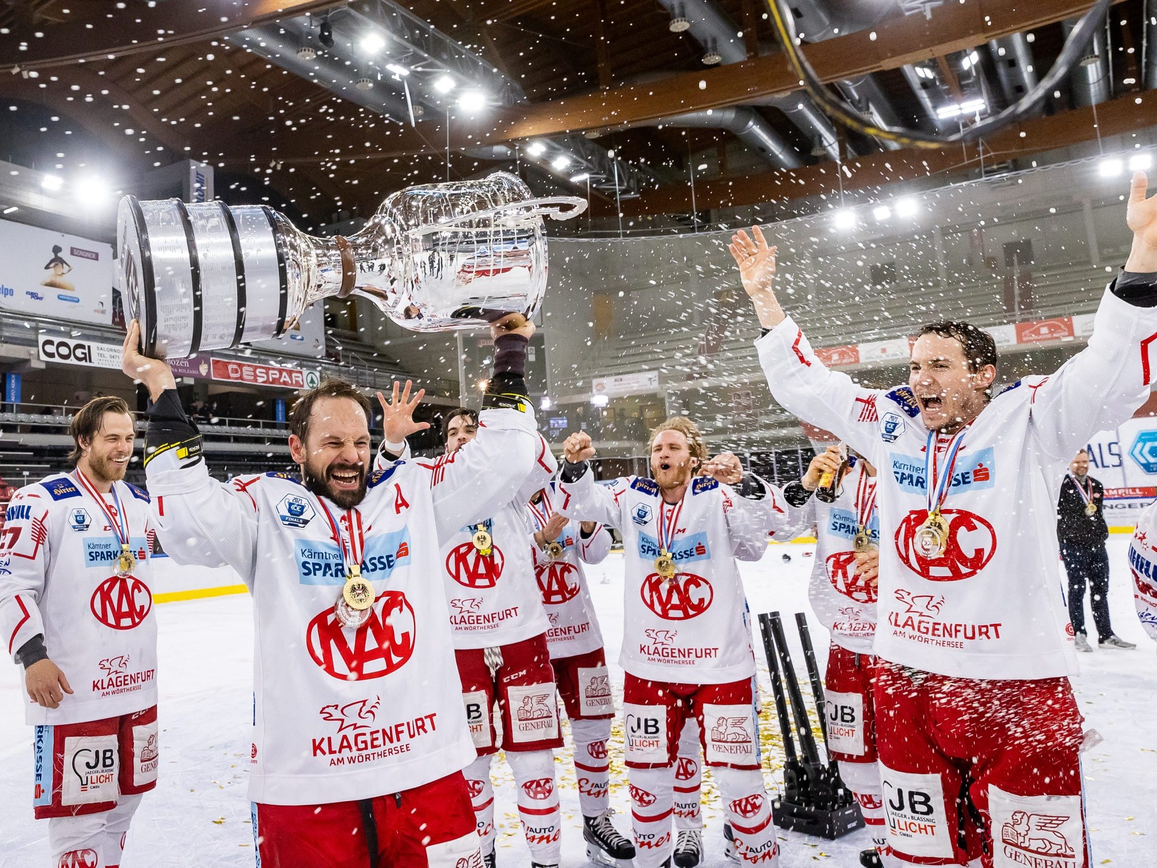 Da sah sein Alltag wohl noch anders aus: Thomas Koch hält als Eishockeyspieler einen Pokal in den Händen.