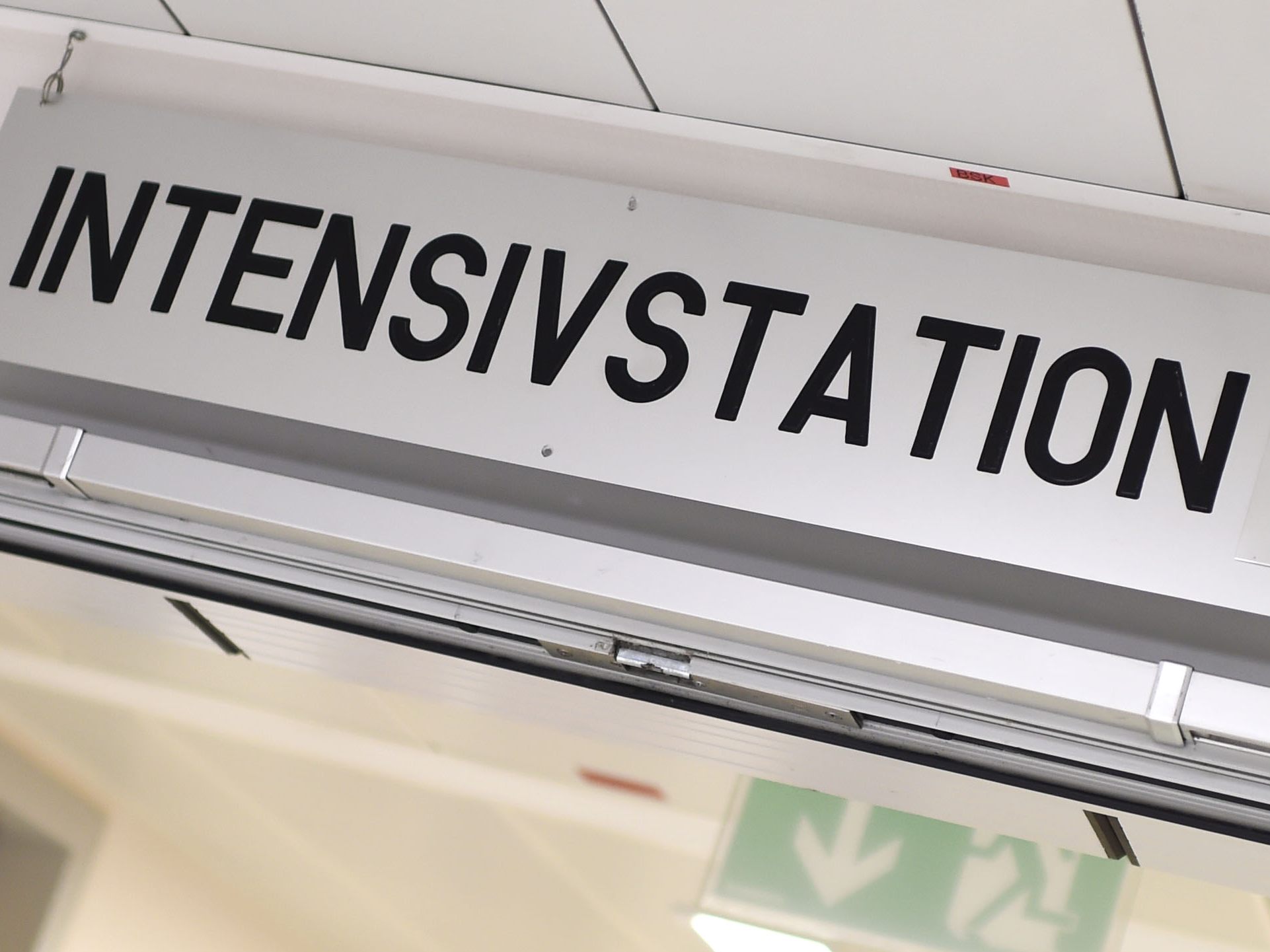 Der siebenjährige Bub ist nach dem Fenstersturz weiter auf der Intensivstation. Der siebenjährige Bub ist nach dem Fenstersturz weiter auf der Intensivstation.